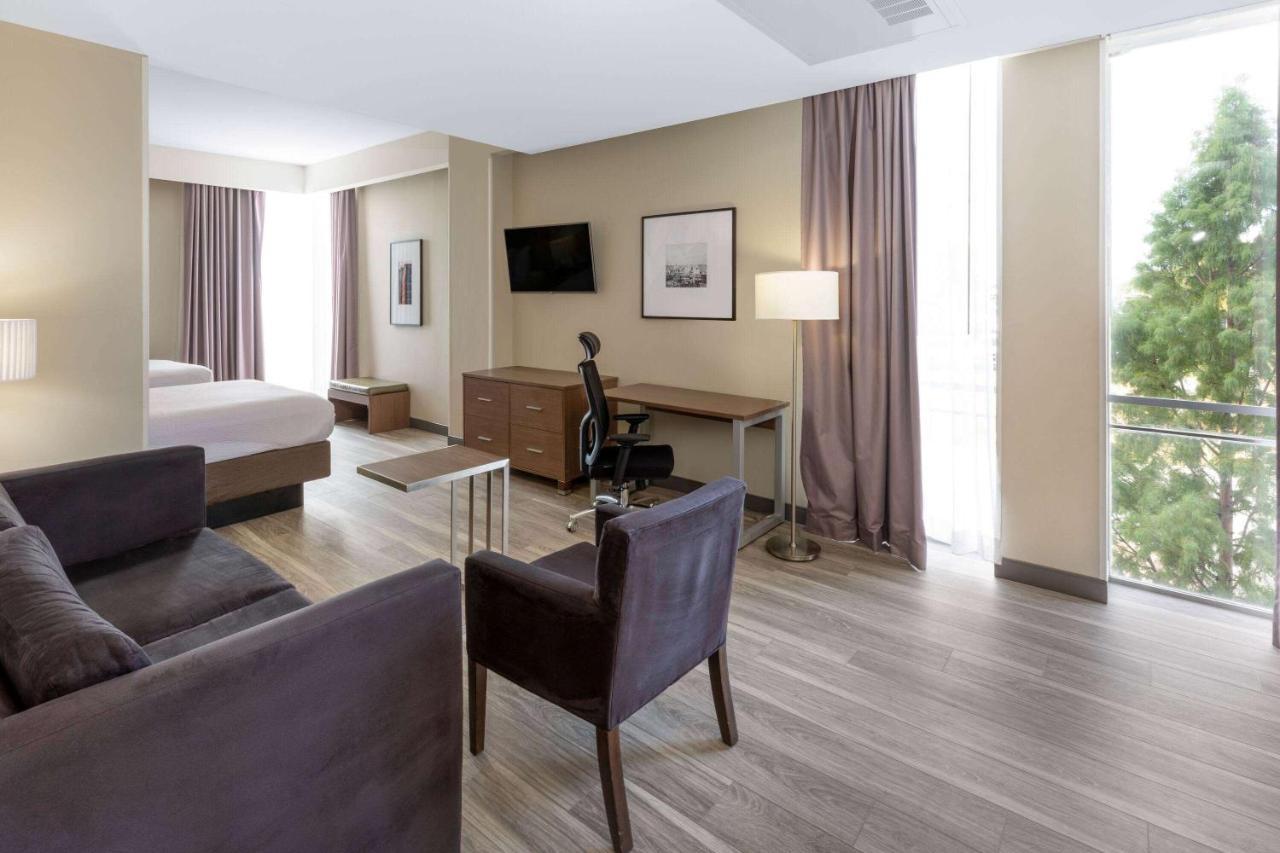 La Quinta Inn & Suites By Wyndham Tulsa Downtown - Route 66 Екстериор снимка