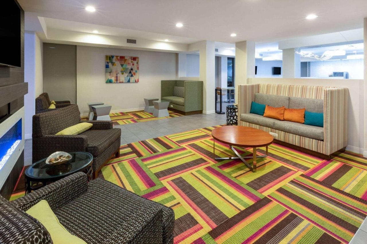 La Quinta Inn & Suites By Wyndham Tulsa Downtown - Route 66 Екстериор снимка