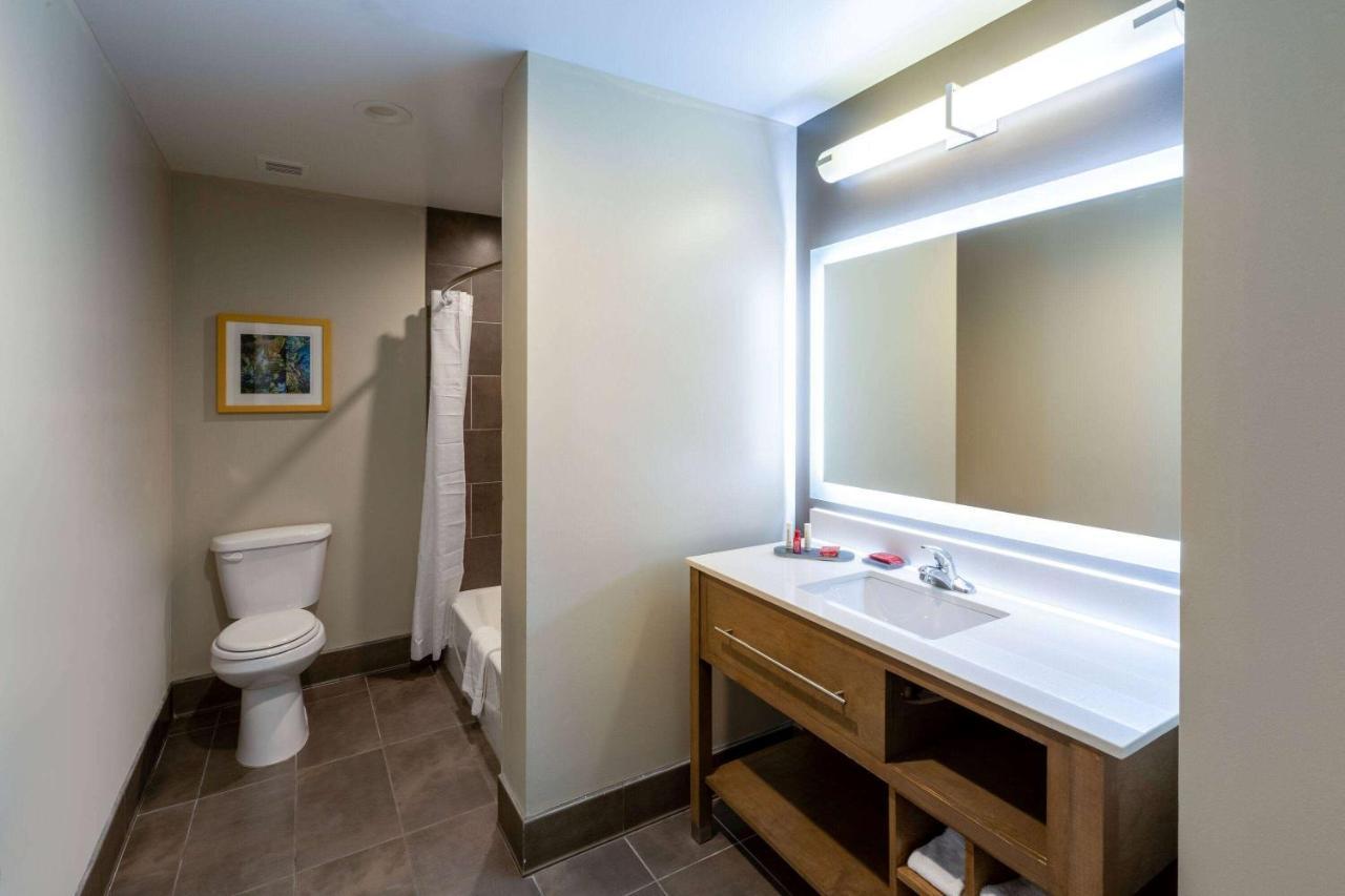 La Quinta Inn & Suites By Wyndham Tulsa Downtown - Route 66 Екстериор снимка